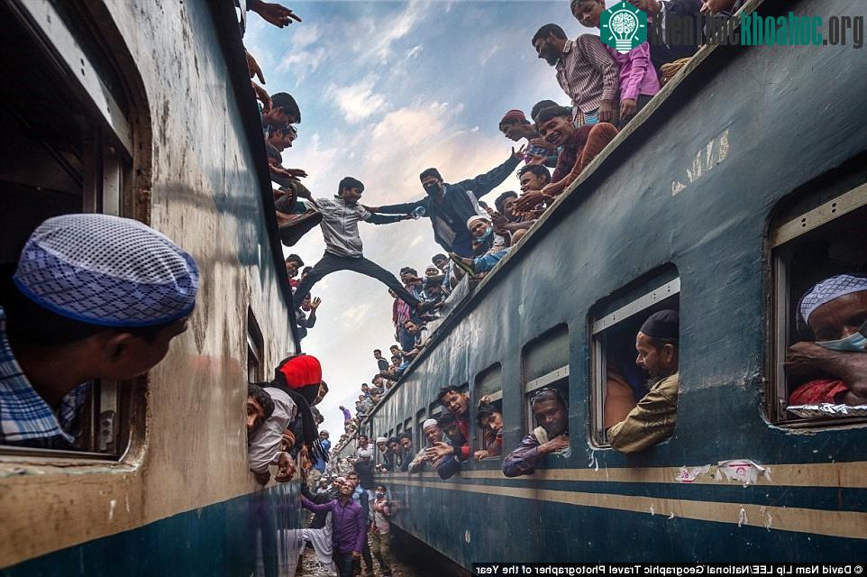 David Nam tham dự cuộc thi với bức ảnh chụp các thiếu niên vui đùa trên nóc hai con tàu ở ga Tongi, Bangladesh.