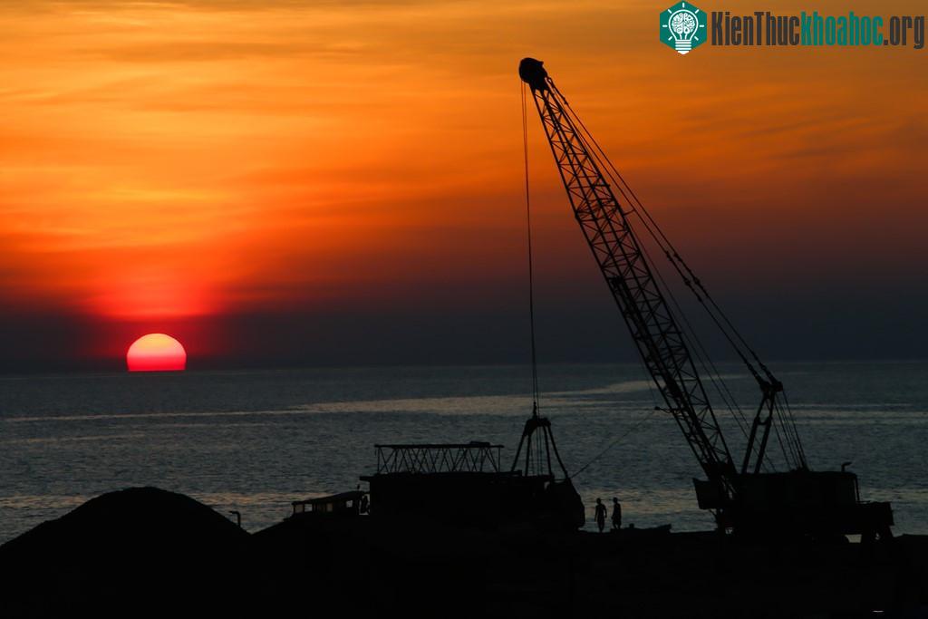 Hoàng hôn nhìn từ đảo Trường Sa Lớn. Đảo này cách Cam Ranh khoảng 450 km, cách thành phố Vũng Tàu hơn 500 km đường biển, có hình dáng giống như tam giác vuông, diện tích khoảng 0,2 km2, là đảo lớn ...