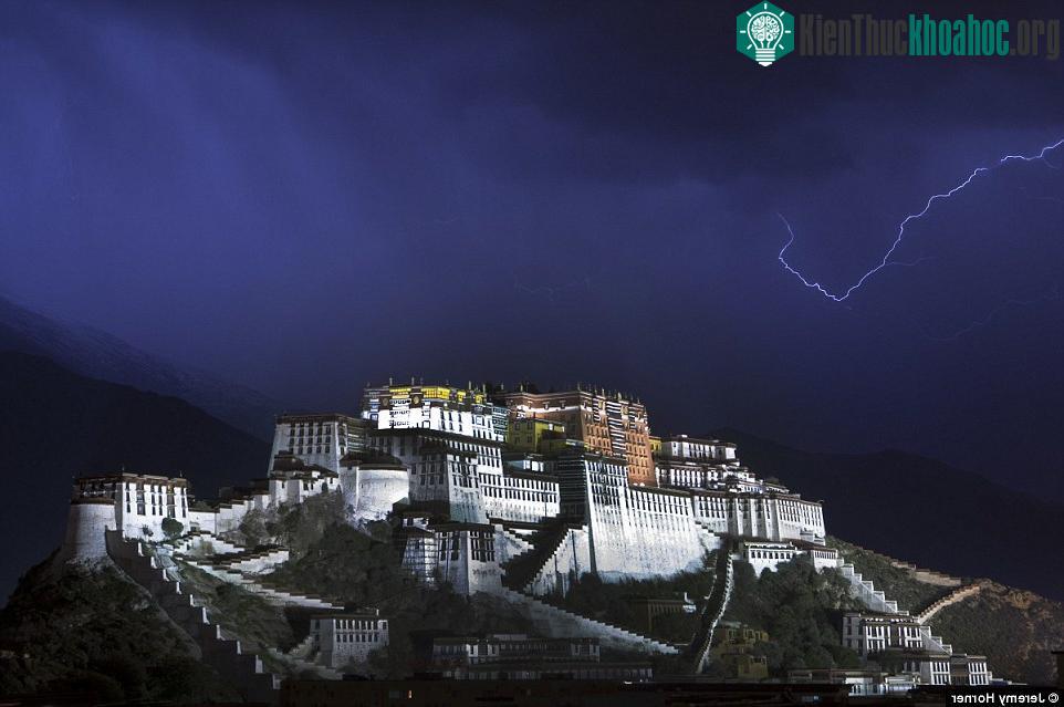Sét đánh xé toang bầu trời bao phủ cung điện Potala trong một cơn bão ở Lhasa. Nơi đây từng là nơi cư trú mùa đông của Đức Đạt Lai Lạt Ma.