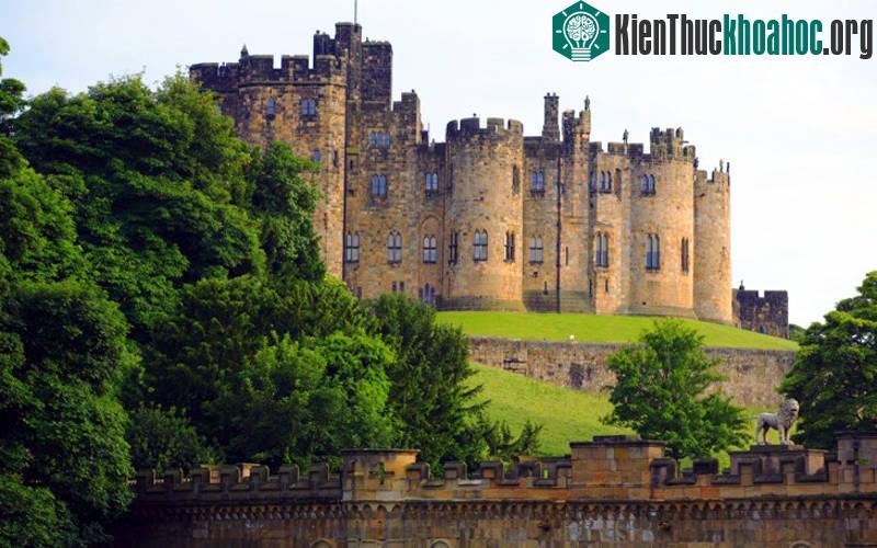 Lâu đài Alnwick Castle ở Vương quốc Anh.