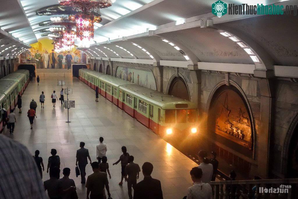 Hệ thống có 2 đường ray và 16 trạm