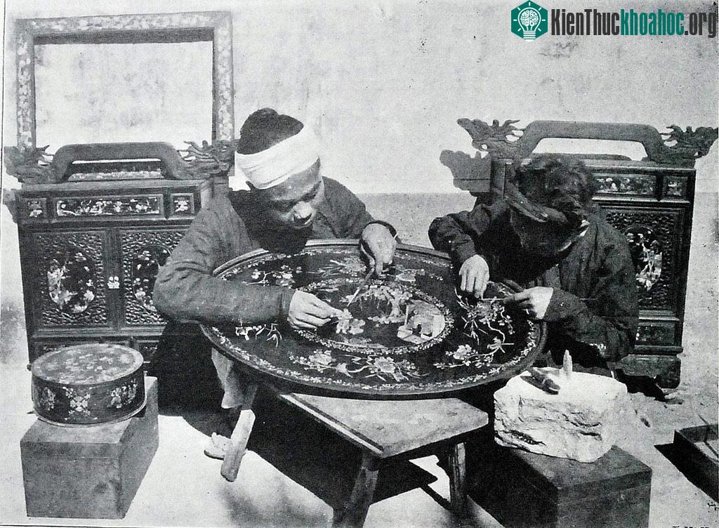 Nghề khảm trai mỹ nghệ đòi hỏi sự tỉ mỉ, cầu kỳ.