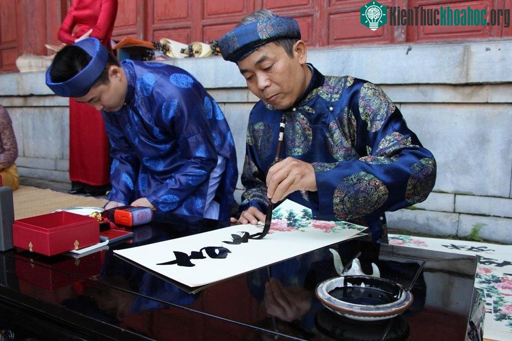 Người nào thắng cuộc trong các trò chơi sẽ được tặng chữ.