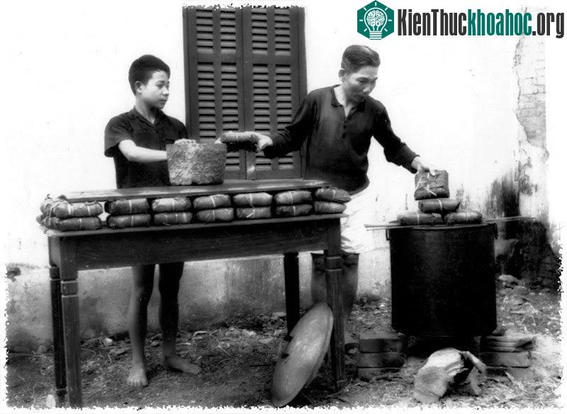 Bánh chưng được luộc trước đêm giao thừa