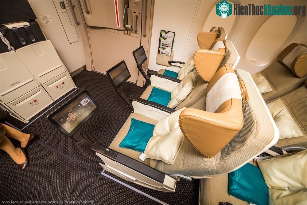 Khu vực gần lối thoát hiểm của khoang phổ thông.