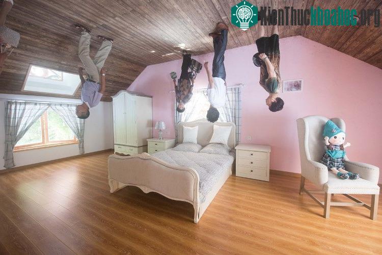 Du khách tham quan "biệt thự lộn ngược" tại làng Yantou tại Ninh Ba, tỉnh Chiết Giang của Trung Quốc.