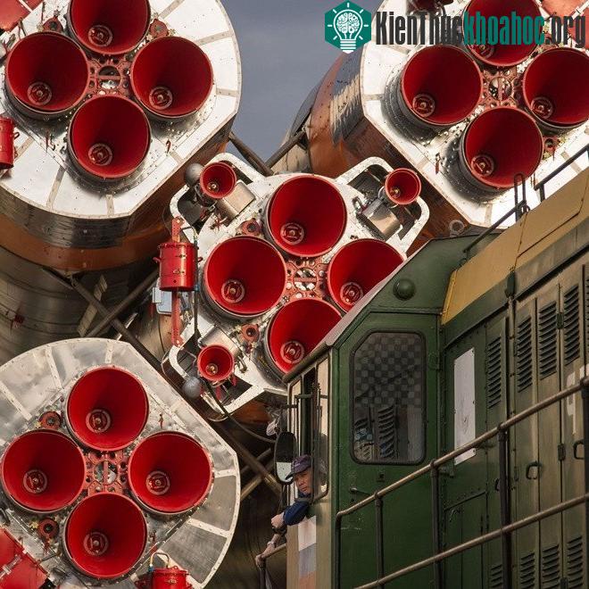Tàu hỏa chở động cơ tên lửa Soyuz đến bãi phóng Baikonur, Kazakhstan hôm 4/7.