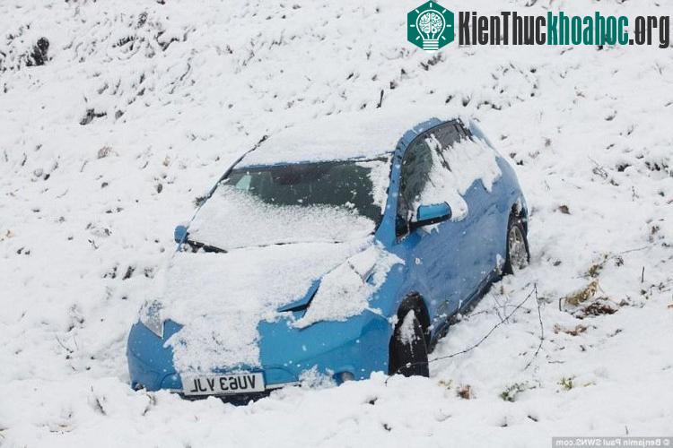 Một chiếc xe mắc kẹt giữa lớp tuyết dày ở Ilkley Moor, West Yorkshire, Anh trong đợt tuyết rơi đầu mùa.
