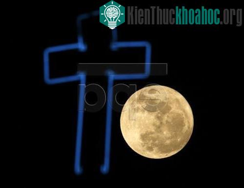 Siêu Trăng xuất hiện tại Manila, Philippines. (Ảnh: EPA).