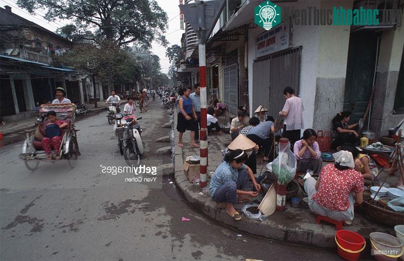 Những gánh hàng quà vặt tại một ngã tư.