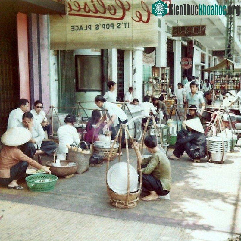 Các gánh hàng rong la liệt trên phố.