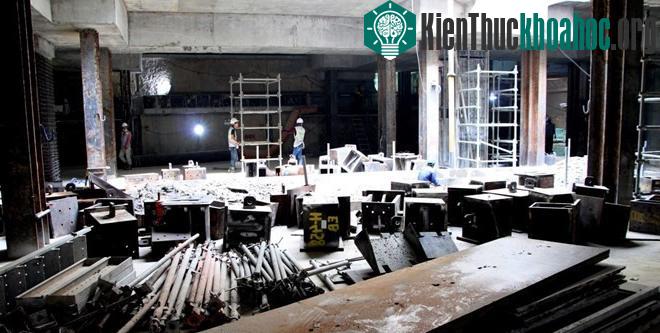 Vật liệu xây dựng nằm ngổn ngang trên sàn