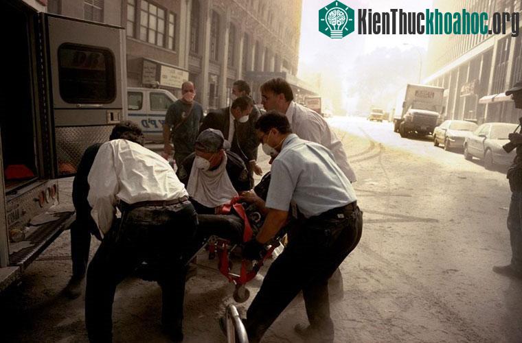 Các nhân viên y tế nhấc một nạn nhân ra khỏi cáng để đưa lên xe cứu thương chở tới bệnh viện.