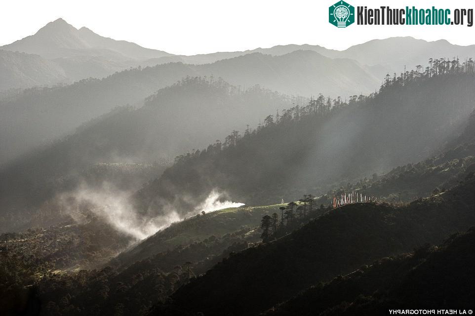 Như lối sống đặc biệt của người Brokpa, phong cảnh nơi họ ở cũng cuốn hút người nghệ sĩ. Anh chia sẻ: "Đó là sự kết hợp của một cánh rừng rậm, nh...