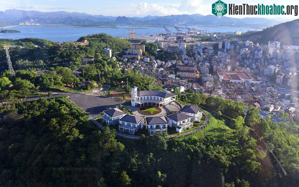 Khu villa nằm trên đỉnh đồi bên chân cầu Bãi Cháy (phía thành phố Hạ Long) nhìn từ trên cáp treo.