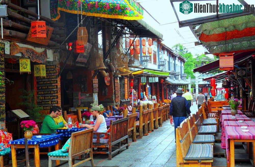 Phố Tây là nơi đông du khách nước ngoài, với nhiều món ăn vặt của người Bạch được bày bán dọc phố. Bạn có thể thử ba cốc trà truyền thống hay mua các ...