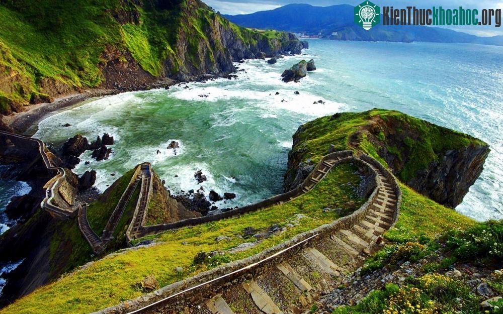 Gaztelugatxe, tỉnh Basque, Tây Ban Nha: San Juan de Gaztelugatxe là một hòn đảo trên bờ biển Biscay và được nối với đất liền bằng một cây cầu nhân tạo...