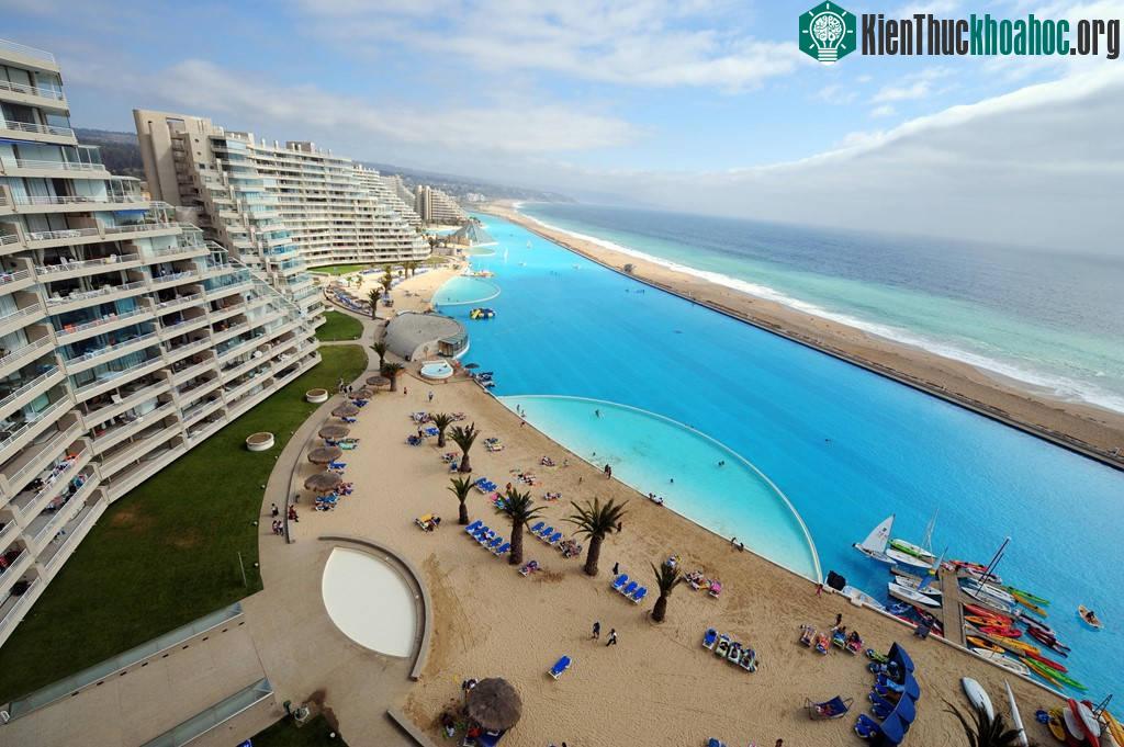 Crystal Lagoon có làn nước trong vắt và cả bãi cát để phục vụ du khách. (Ảnh: Huffington Post).