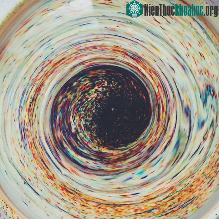 Tác phẩm này được tạo ra bằng cách trộn màu thực phẩm với cà phê.