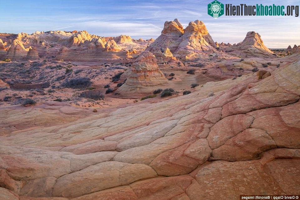 Mặt trời mọc trên khu đá sa thạch ở Nam Coyote Buttes giống như khung cảnh trong phim Chiến tranh giữa các vì sao.