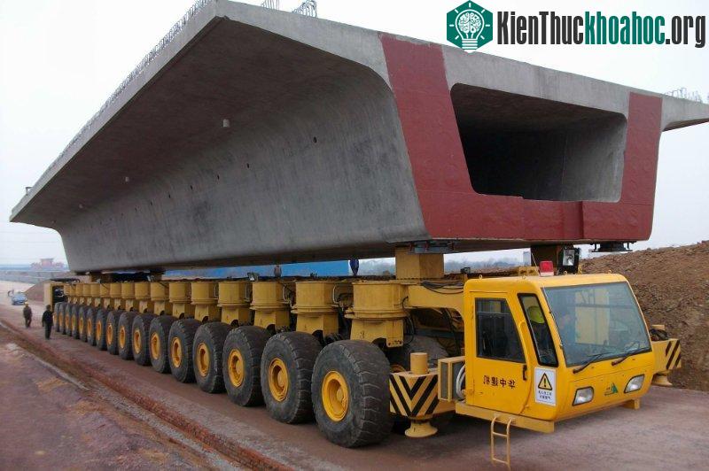 Một chiếc xe có dãy bánh xe dài bất tận