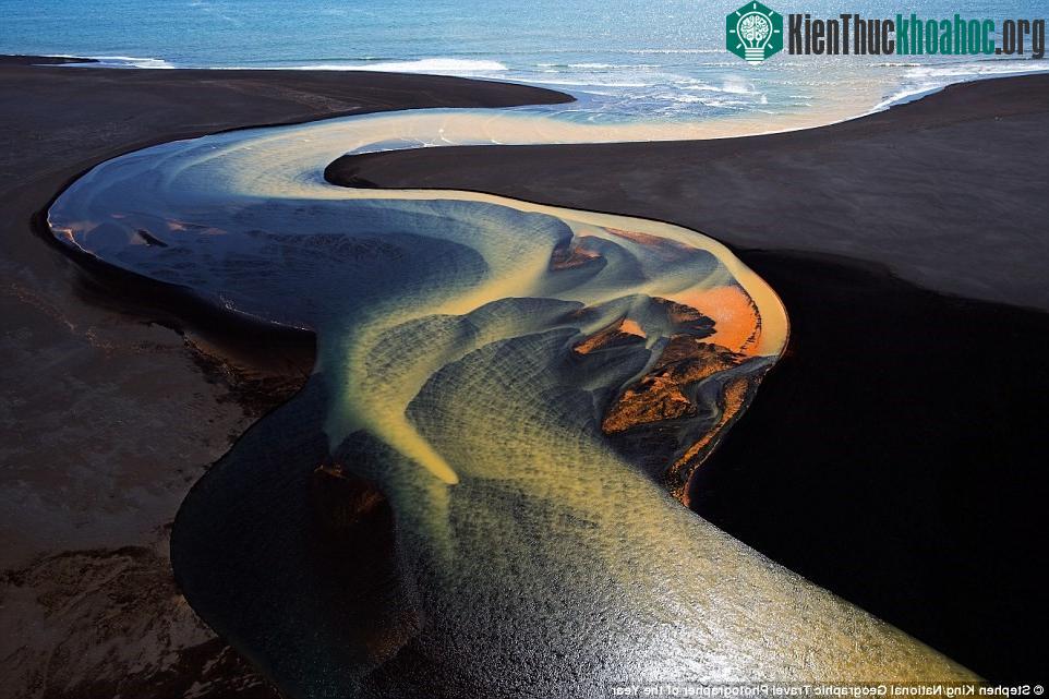 Vùng châu thổ sông ở miền nam Iceland nhìn từ trực thăng thật ấn tượng. Màu sắc độc đáo này là nhờ các khoáng chất nước sông băng cuốn theo trên đường...