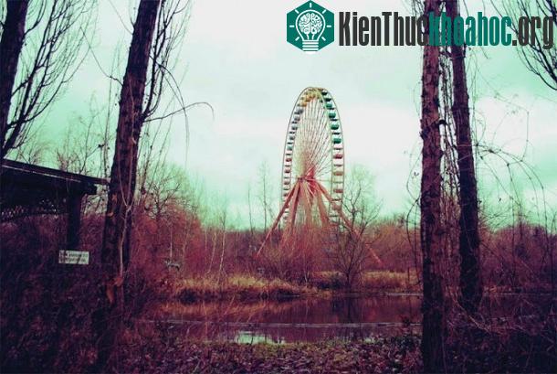Hiện tại, rất khó để tìm ra công viên này do cây cối đã phủ kín.