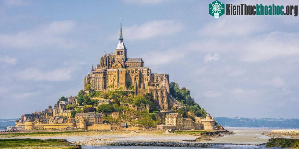 Lâu đài Mont Saint Michel ở Pháp.