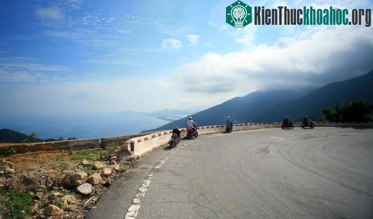Mặc dù ngày nay đã có hầm đường bộ xuyên đèo Hải Vân, và địa hình của đường đèo vẫn còn một số hiểm trở, song nhiều du khách vẫn thích đi trên con đườ...
