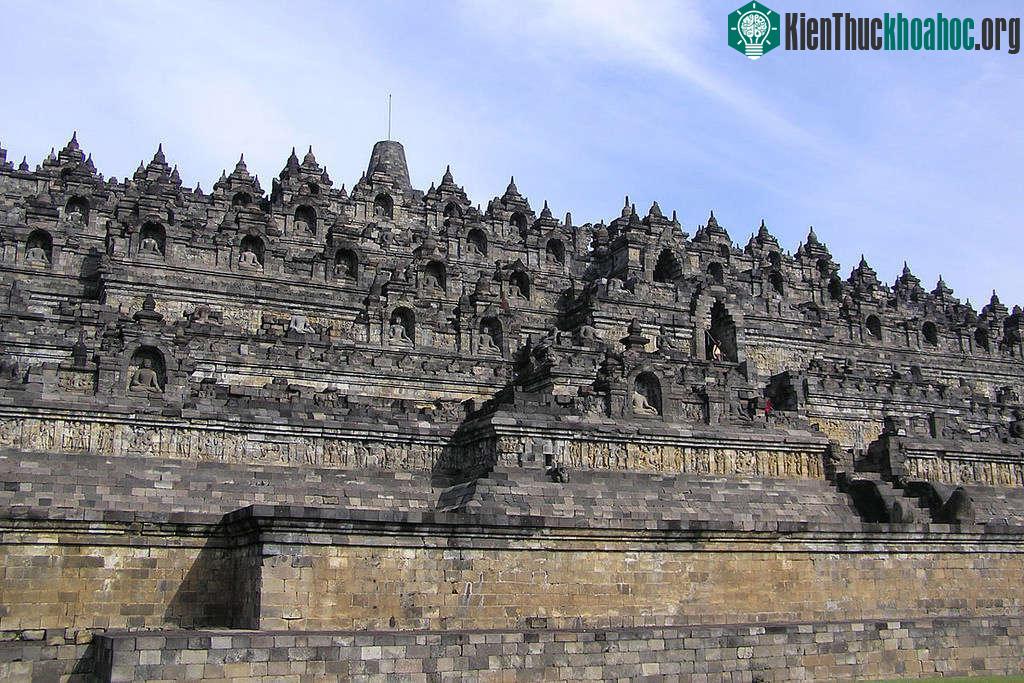 Theo tính toán của các nhà khảo cổ thì công trình vĩ đại này phải mất 100 năm để xây dựng hoàn thành.