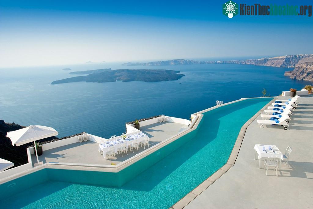 Grace Santorini, đảo Santorini, Hy Lạp: Bể bơi vô cực duyên dáng này nằm trên vách đá nhìn ra biển Aegean và khung cảnh hùng vĩ xung quanh đảo Santori...