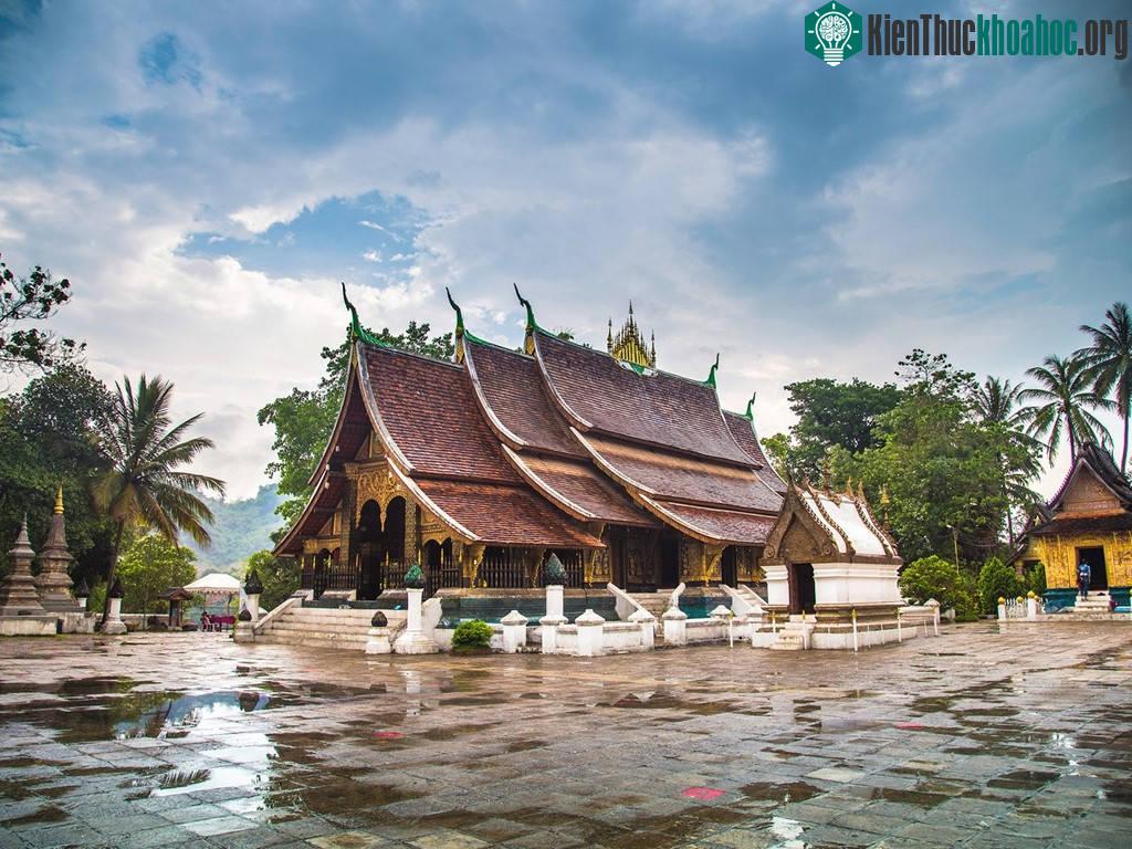 Luang Prabang, Lào: Thành phố xinh đẹp và rất đỗi bình yên này giống như một bản nhạc trầm cho những du khách muốn tìm một mảnh hồn Đông Nam Á.