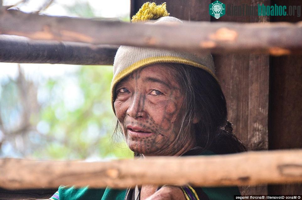 Giovanelli cho biết ông "chưa từng gặp những người tốt bụng, hào phóng và thân thiện hơn phụ nữ vùng Chin".
