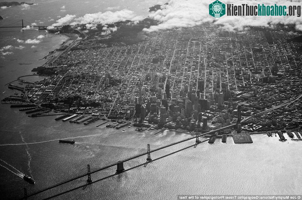 Một ngày nắng đẹp ở California Mỹ, với cây cầu Bay ở phía trước và cầu Cổng Vàng ở phía xa.