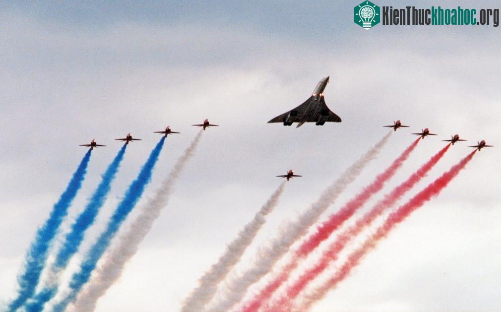 Ngày 2/6/1996, sân bay Heathrow tổ chức kỷ niệm 50 năm thành lập với màn biểu diễn trên không của những chiếc máy bay. (Ảnh: The History Press)