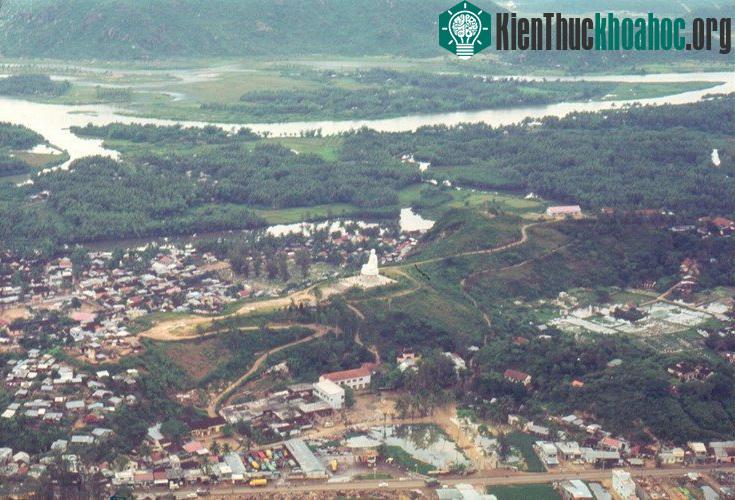 Tượng Phật Trắng trên đồi Trại Thủy ở Nha Trang.