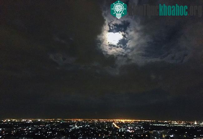 Siêu Trăng chưa tròn hẳn vẫn ẩn hiện sau lớp mây ở Bangkok.