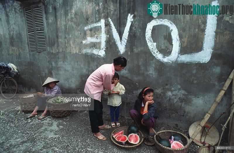 Bức tường có chữ "Love" trong một con ngõ.