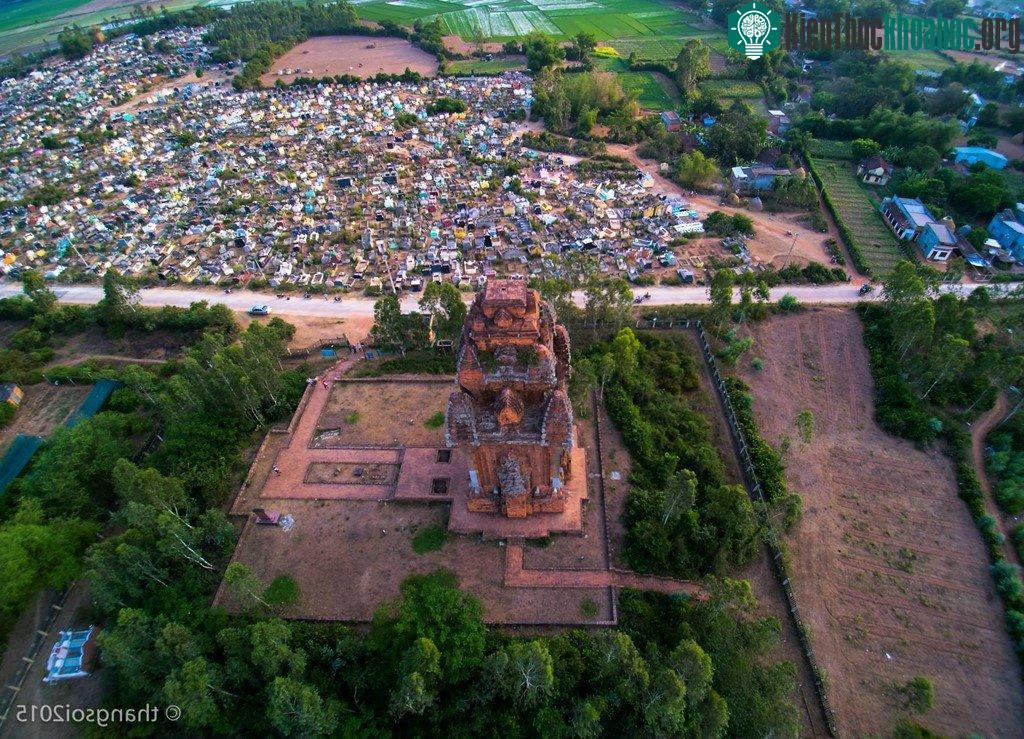 Tháp Chăm Cánh Tiên tại thị xã An Nhơn (Bình Định).