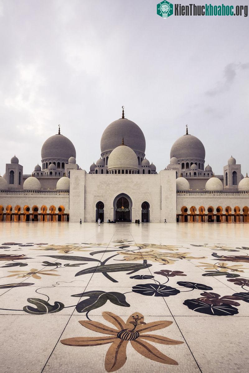 Đại thánh đường Sheikh Zayed, Abu Dhabi: Với 82 mái vòm và sức chứa 40.000 người, đây không những là một trong những thánh đường lớn nhất thế giới, mà...