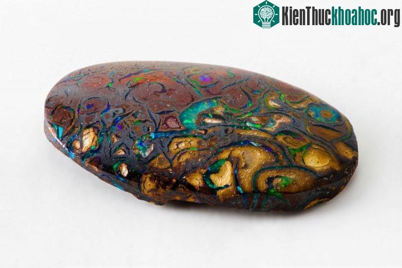Viên đá Opal phép thuật.
