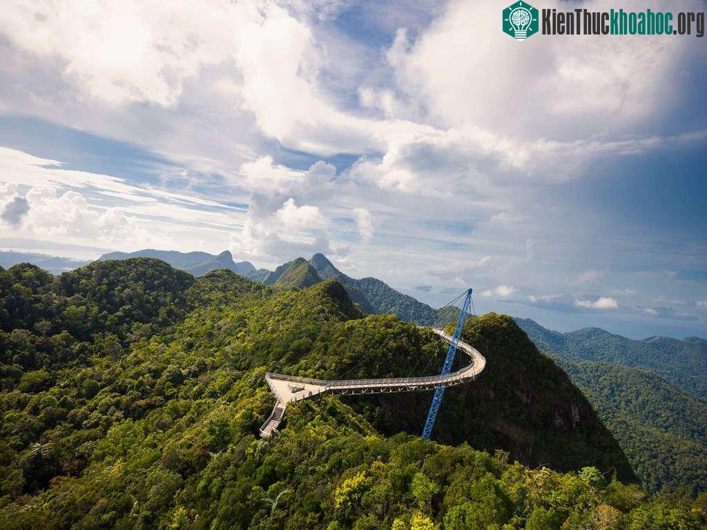 Langkawi, Malaysia: Hòn đảo Langkawi xinh đẹp của Malaysia có biển xanh và rừng nguyên sinh, cùng những công trình đền chùa, cầu... ấn tượng.