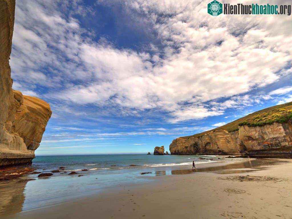 Bãi Tunnel của New Zealand nổi tiếng với một đường hầm dẫn du khách xuống một thiên đường biệt lập, với vách đá sa thạch vây quanh, các cổng vòm đá và...