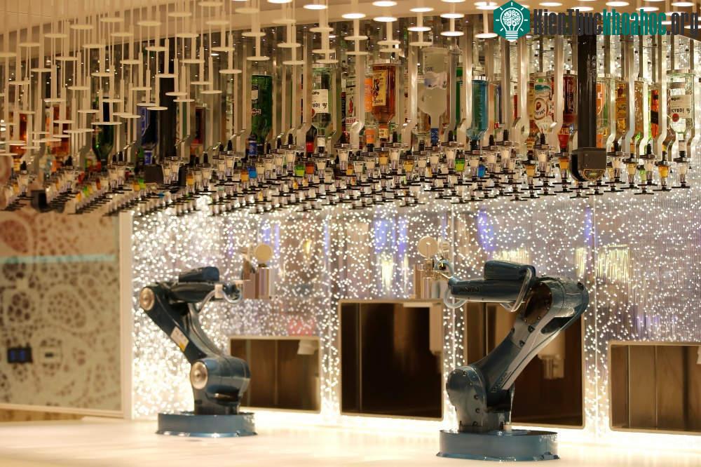 Quầy bar được phục vụ bằng robot. Ngoài ra còn có khoảng 20 dịch vụ ăn uống khác nhau.