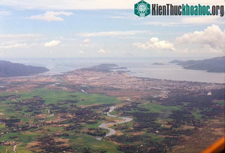 Nha Trang nhìn từ phía Tây.