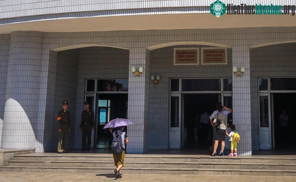 Bên ngoài một trạm thuộc hệ thống tàu điện ngầm.