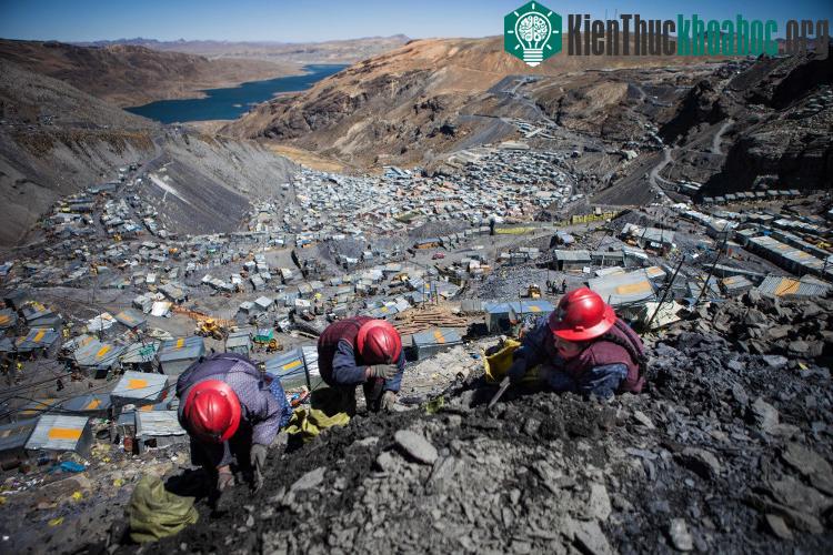 Hồ nước ở khu vực mỏ vàng bị ô nhiễm nặng