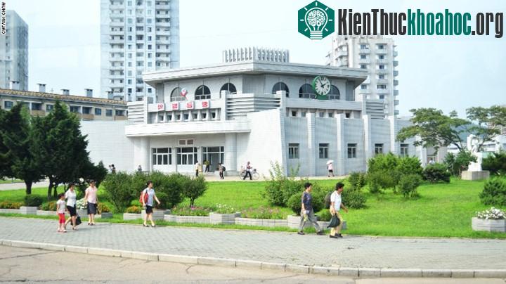 Bên ngoài ga tàu điện ngầm Hwanggumbol, Bình Nhưỡng.