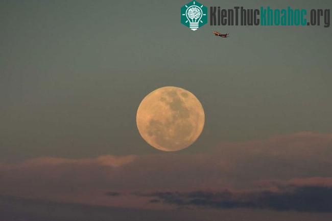 Siêu trăng hiện rõ trên bầu trời nước Úc ngày 14/11/2016.