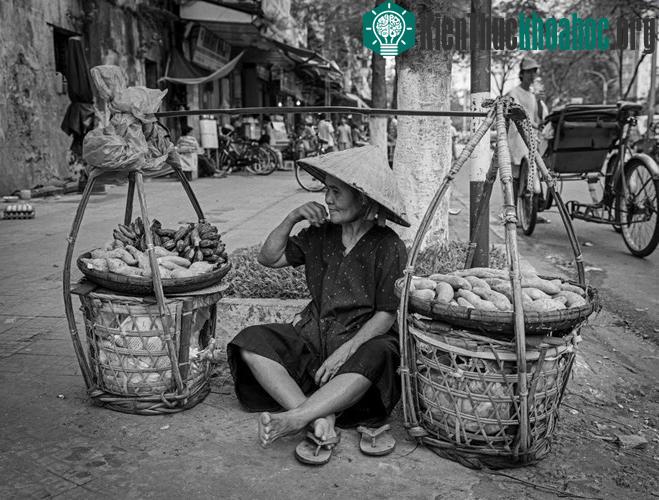 Cụ bà bán khoai lang và chuối luộc, 1999.